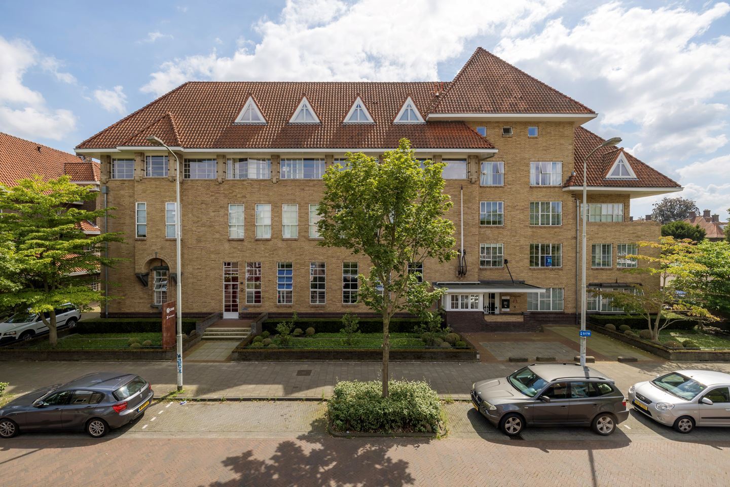 Foto van de buitenkant van het pand waar CARE in gevestigd is, in een voormalig schoolgebouw aan de Jan Smitzlaan in Eindhoven